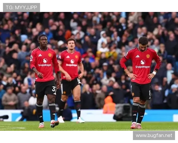 曼联更衣室矛盾再度曝光,内部稳定性面临考验,对赛季走势形成制约 曼联更衣室矛盾再度曝光,内部稳定性面临考验,对赛季走势形成制约