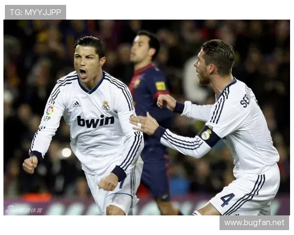 本泽马巅峰期为何来得晚：中锋角色转型解析