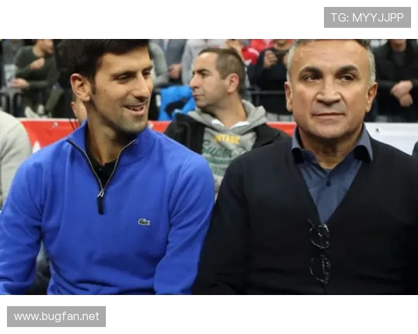 德约今天居然穿T恤花纹像家里老爸，一点明星架子都没了？