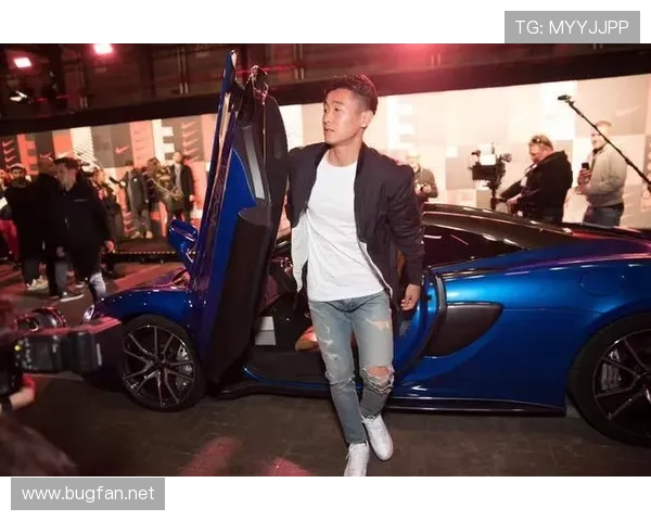 韦世豪又买豪车了？这生活真跟足球场判若两人啊！